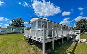 Lovely Caravan With Decking At Breydon Water In Norfolk Ref 10027Rp