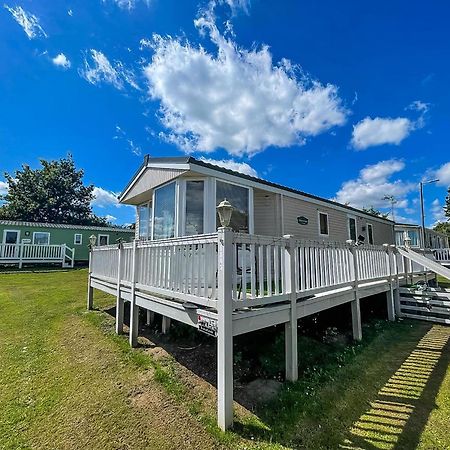 Lovely Caravan With Decking At Breydon Water In Norfolk Ref 10027Rp Belton with Browston Exterior photo