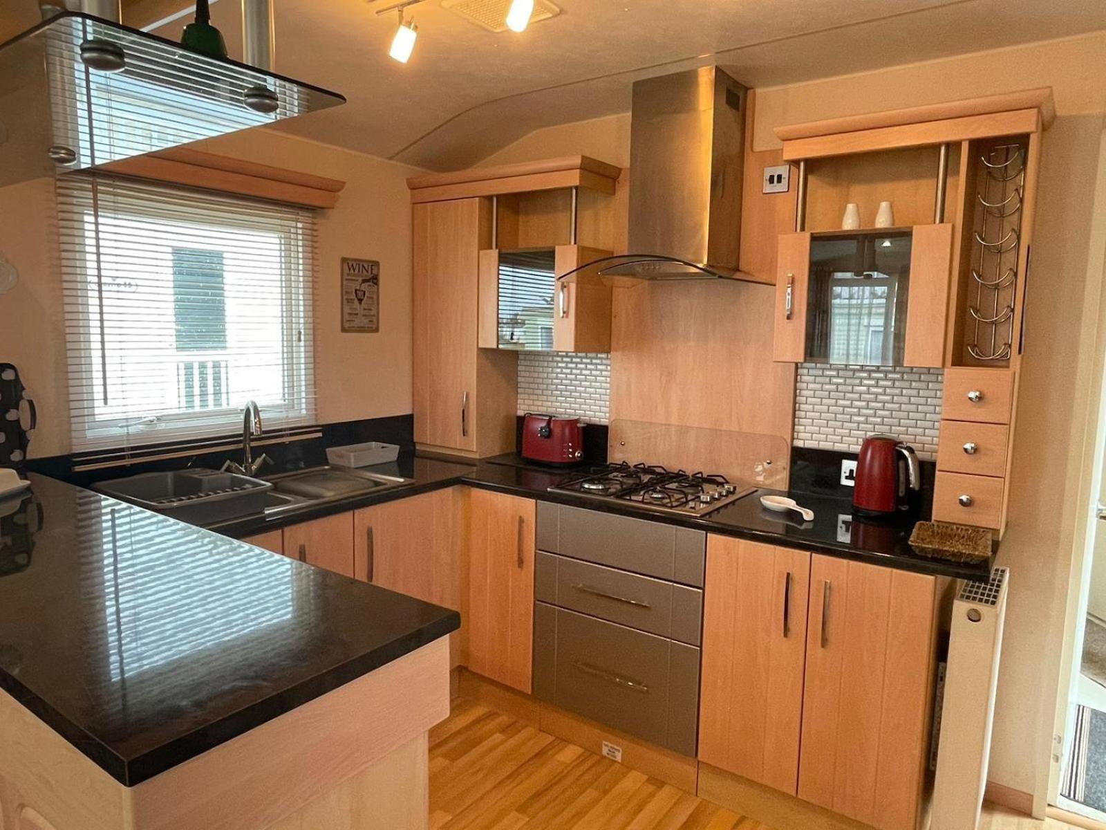Lovely Caravan With Decking At Breydon Water In Norfolk Ref 10027Rp Belton with Browston Exterior photo