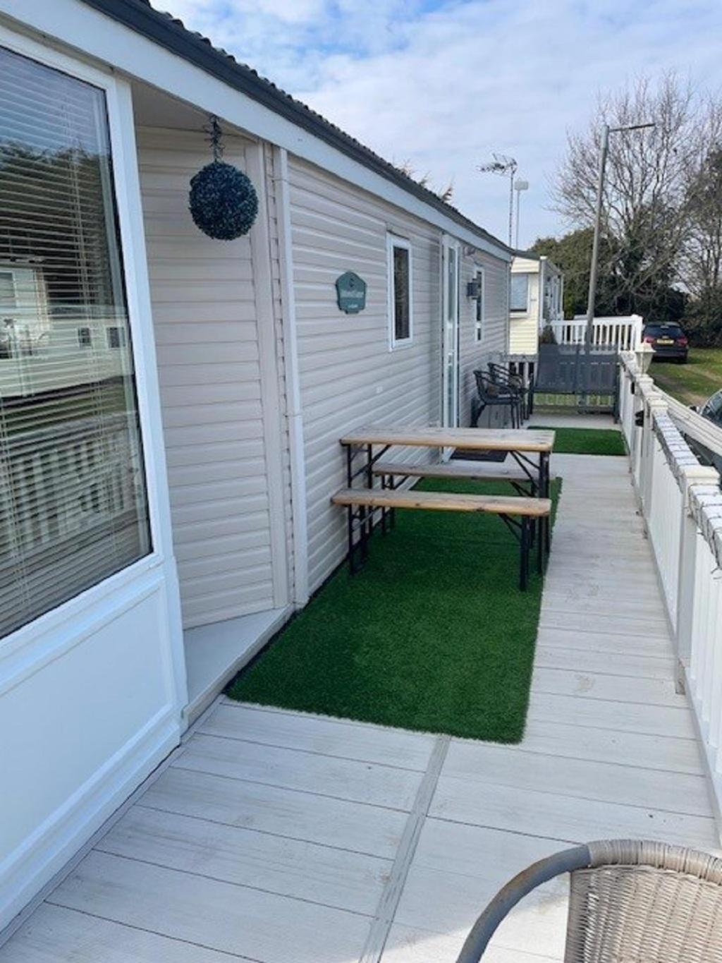 Lovely Caravan With Decking At Breydon Water In Norfolk Ref 10027Rp Belton with Browston Exterior photo
