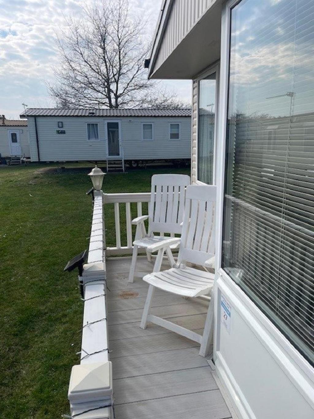 Lovely Caravan With Decking At Breydon Water In Norfolk Ref 10027Rp Belton with Browston Exterior photo