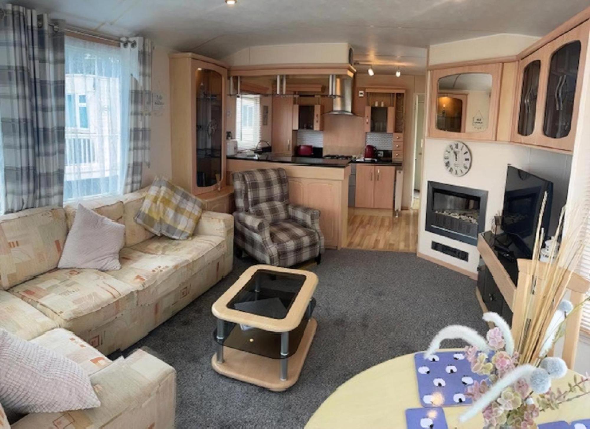 Lovely Caravan With Decking At Breydon Water In Norfolk Ref 10027Rp Belton with Browston Exterior photo