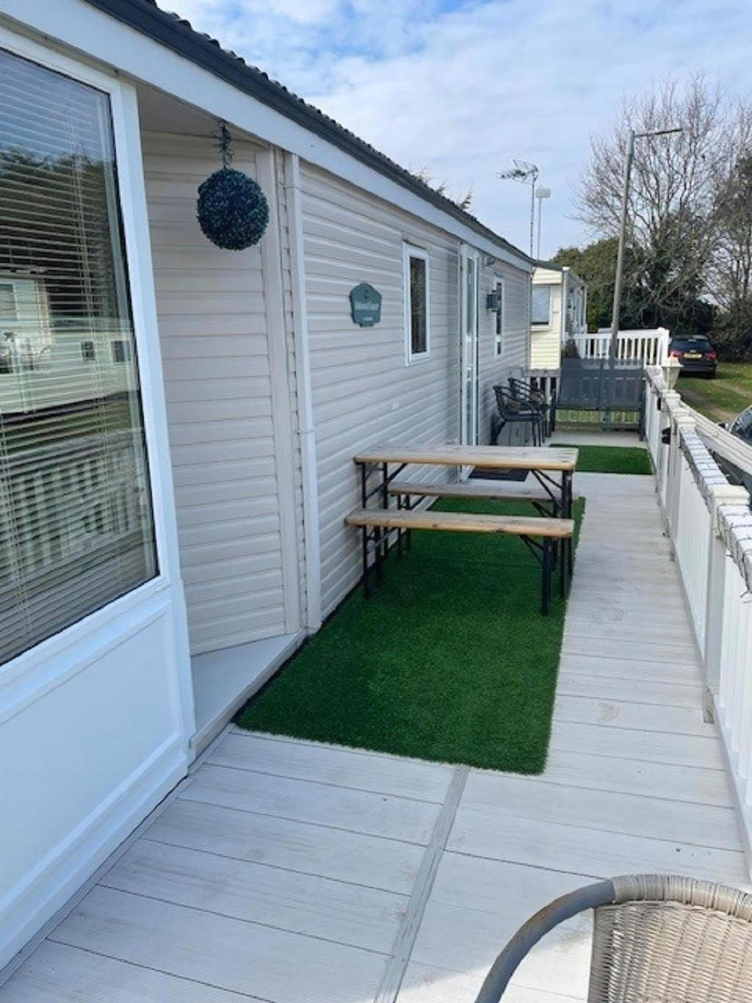 Lovely Caravan With Decking At Breydon Water In Norfolk Ref 10027Rp Belton with Browston Exterior photo